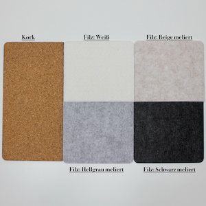 Könnte beinhalten: Eine Sammlung rechteckiger Muster aus Kork und Filz in verschiedenen Farben. Das Korkmuster ist braun. Die Filzmuster sind weiß, beige, hellgrau und schwarz. Textetiketten kennzeichnen jedes Material und jede Farbe.