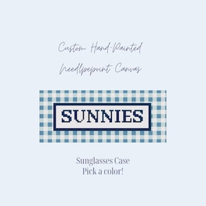 Könnte beinhalten: Handbemalte Nadelspitze-Leinwand-Sonnenbrillenetui. Das Etui zeigt das Wort "SUNNIES" in marineblauer Kreuzstich-Stickerei, vor einem weiß-blauen Vichy-Muster. Der Text "Sunglasses Case Pick a color!" ist ebenfalls enthalten.
