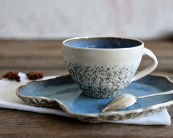 Taza de capuchino azul con platillo / Taza de té con ruedas / Taza de gres / Hecho a mano / Taza de café rústica / Cerámica orgánica / Regalo de taza de té