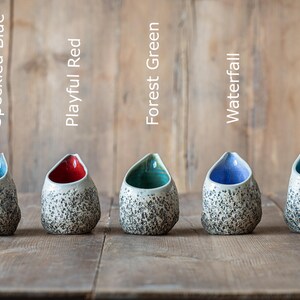 Puede incluir: Cinco peque&ntilde;as jarras de cer&aacute;mica con esmalte moteado en varios colores: azul moteado, rojo alegre, verde bosque, cascada y turquesa moteado.