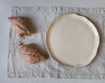 Assiette en céramique blanche naturelle Assiette à lunch Assiette latérale en poterie faite main Assiette à petit-déjeuner en poterie Lavable au lave-vaisselle Vaisselle biologique