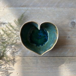Cuenco de cerámica con forma de corazón para regalar o decorar. Ideal para joyas, frutos secos o velas. Plato para baratijas. imagen 9