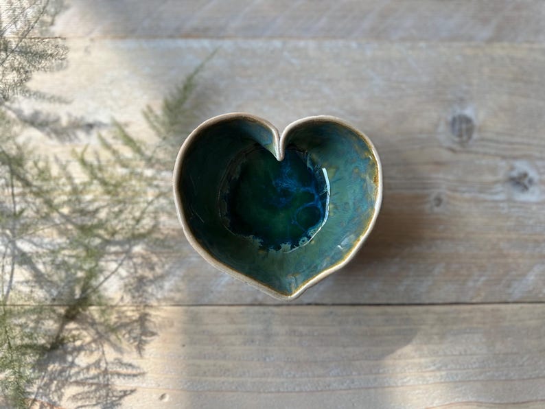Cuenco de cerámica con forma de corazón para regalar o decorar. Ideal para joyas, frutos secos o velas. Plato para baratijas. imagen 9
