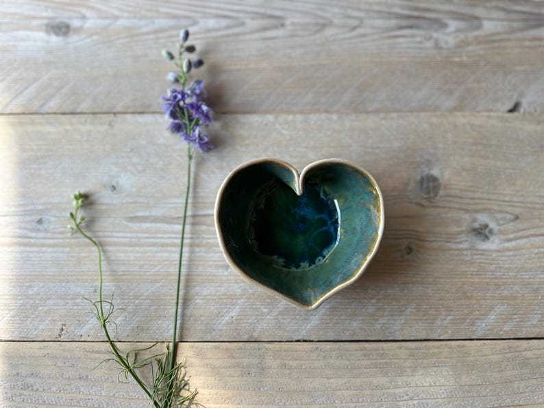 Cuenco de cerámica con forma de corazón para regalar o decorar. Ideal para joyas, frutos secos o velas. Plato para baratijas. New Forest Green