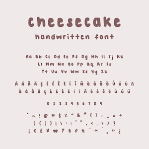 Może przedstawiać: Ręcznie pisana czcionka o nazwie "cheesecake" w kolorze brązowym. Obraz przedstawia pełny alfabet, cyfry i symbole. Czcionka ma zaokrąglony, zabawny styl, idealny do projekt&oacute;w graficznych.