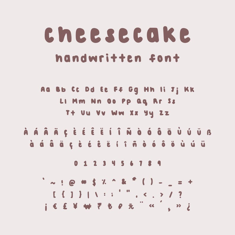 Może przedstawiać: Ręcznie pisana czcionka o nazwie "cheesecake" w kolorze brązowym. Obraz przedstawia pełny alfabet, cyfry i symbole. Czcionka ma zaokrąglony, zabawny styl, idealny do projekt&oacute;w graficznych.
