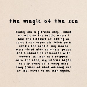 Może przedstawiać: Beżowe tło z czarnym tekstem "the magic of the sea". Poniżej akapit opisuje dzień na plaży, podkreślając spok&oacute;j i pok&oacute;j. Tekst jest napisany odręcznie.