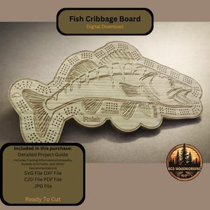Op de afbeelding: Een houten cribbagebord in de vorm van een vis met gegraveerde details. Het bord heeft een visontwerp met gaten voor pinnen, de woorden "Finish" en "Games". De tekst "Fish Cribbage Board" en "Digital Download" staan bovenaan. Inclusief een digitaal bestand "Ready To Cut".
