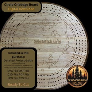 Può includere: Un tabellone da cribbage circolare in legno con una mappa del lago Whitefish, una guida dettagliata al progetto e il testo "BP Woodworking".