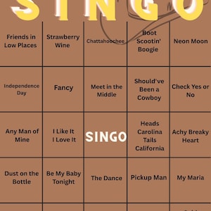 Puede incluir: Un tablero de juego SINGO marr&oacute;n con un gr&aacute;fico de sombrero de vaquero. El tablero presenta una cuadr&iacute;cula con t&iacute;tulos de canciones como "Neon Moon" y "Achy Breaky Heart". La palabra "SINGO" est&aacute; en el centro.