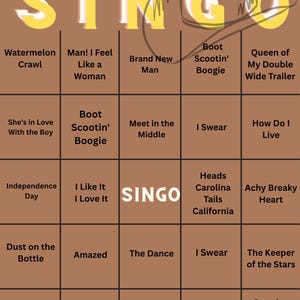Puede incluir: Un tablero de juego SINGO marr&oacute;n con texto amarillo y un gr&aacute;fico de sombrero de vaquero. El tablero presenta t&iacute;tulos de canciones como "Watermelon Crawl", "Boot Scootin' Boogie" y "Strawberry Wine".