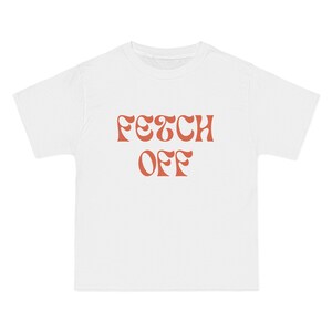 Może przedstawiać: Biała koszulka z napisem "Fetch Off" w czerwonym, retro stylu.