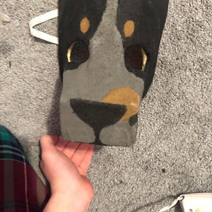 Máscara de papelão para cão de gado