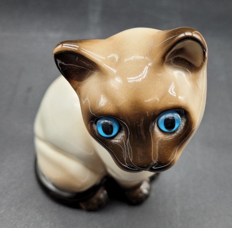 Vintage Enesco Cat Figurine Siamese Cat Sitting Pose Blue Glass Eyes 6.
