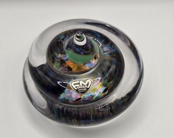 Pisapapeles Konstglass Suecia, 10 x 8,5 cm (4" x 3,35"). Fabricado en la década de 1970.