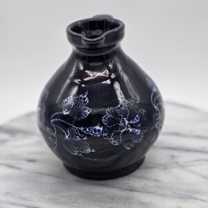 Vacker liten kanna i mörk kobolt och vit glaserad keramik, signerad MANSS. 13,5 cm × 13,5 cm