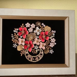 Ręcznie robiona oprawiona biżuteria artystyczna z odnowionymi broszkami i kryształkami | Elegancki kwiatowy wzór | Bukiet biżuterii | Niepowtarzalny prezent