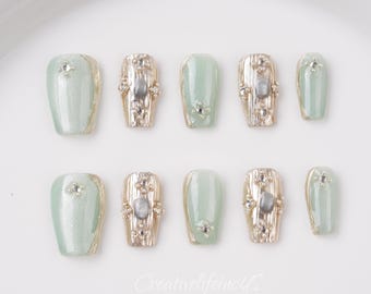 Buccellati Green Cat Eye Nails-korte kist: zilverchroom met textuur, 3D-kristalaccenten, luxe nagels