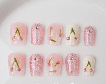 Ongles à presser cerise rose - cercueil court, paillettes argentées avec strass