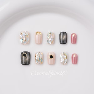 Czarno-różowe paznokcie typu „kocie oko” – krótka trumna: płatki perłowej muszli, zdobienie paznokci z teksturą, elegancki i luksusowy styl