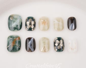 Marmor grüne Blumen Nägel - Kurz rund, goldene Blumen-Detail, handgemalte Nagelkunst, Retro Nägel