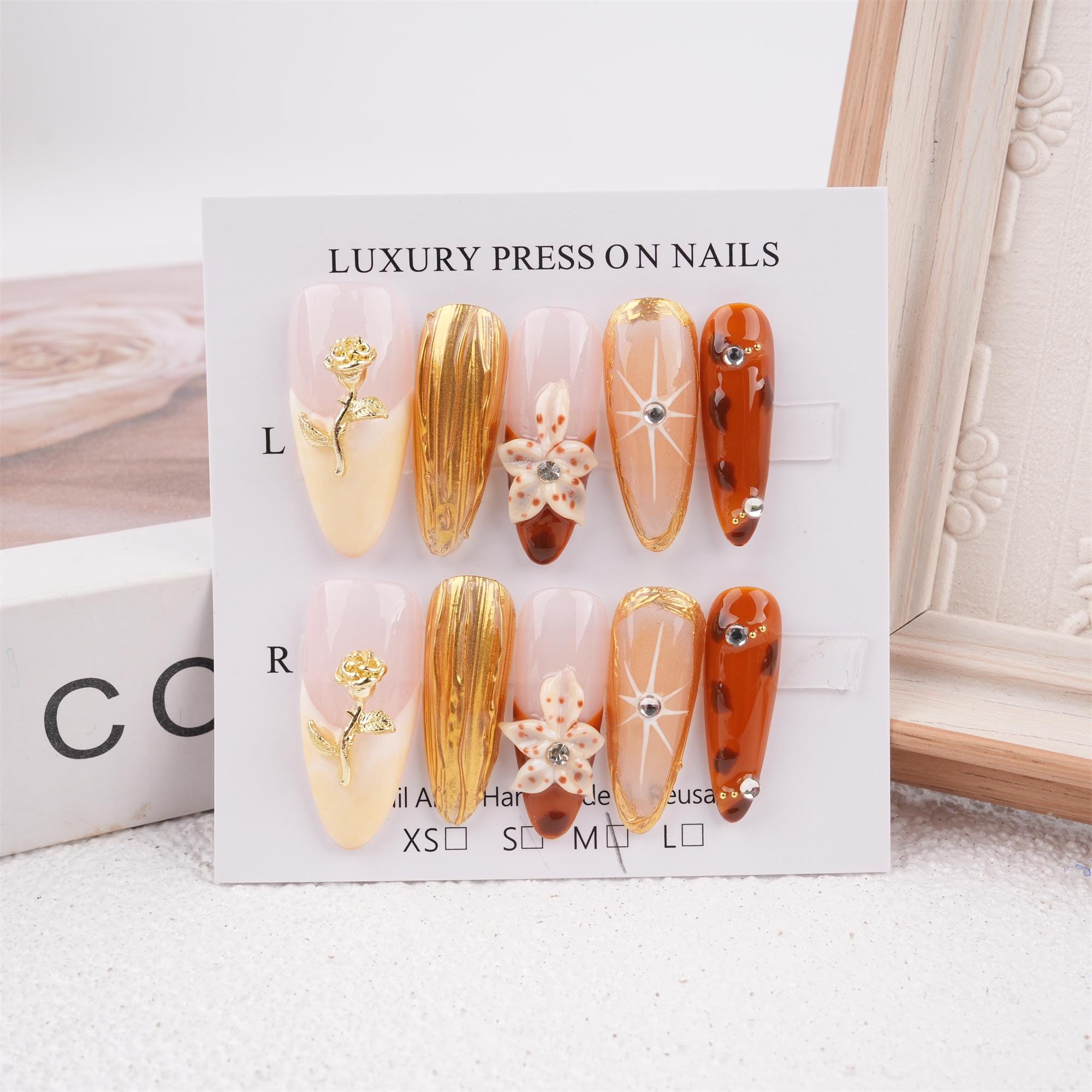 Unghie finte ovali lunghe con effetto metallico rosa e giglio, unghie riutilizzabili stile ambra, unghie dorate premium, unghie estive, unghie french manicure per la mamma