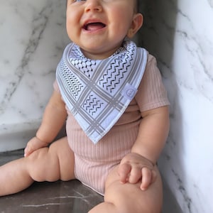 Keffiyeh-haklapp – Palestinainspirerad haklapp – Modern babypresent – Babyshowerpresent – Neutral haklapp – Snygg babyaccessoar
