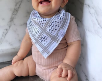 Babero Keffiyeh para bebé – Babero de inspiración palestina – Regalo moderno para bebé – Regalo para baby shower – Babero neutro – Accesorio elegante para bebé