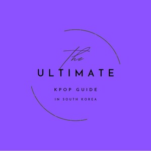Könnte beinhalten: Ein violetter Hintergrund mit dem Text "The Ultimate KPOP Guide in South Korea". Das Wort "The" ist kursiv geschrieben, und "ULTIMATE" ist in fetten, schwarzen Großbuchstaben geschrieben. Ein Halbkreis-Design umrahmt den Text.