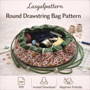 Op de afbeelding: Een patroon voor een ronde trekkoordtas met bloemenprint en groene rand. De tas is open en toont diverse kleine items. De tekst "Lasgalpattern" en "Round Drawstring Bag Pattern" zijn zichtbaar. Inclusief PDF-download en beginner-vriendelijk.