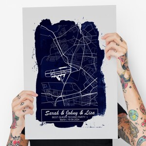 Op de afbeelding: Een marineblauwe kaartafdruk met witte contouren van straten en bezienswaardigheden. De afdruk heeft onderaan de tekst: "Sarah & Johny & Lisa BEST QUEER TECHNO PARTY :) Berlin | 19.09.2024".