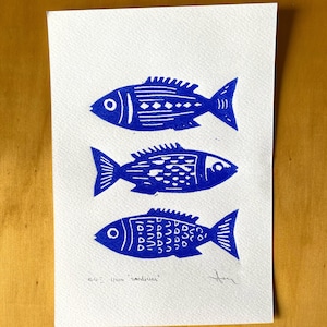 Impression linogravure sardines bleues : oeuvre d'art murale poisson nordique Japandi