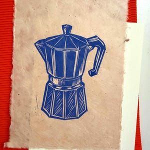 Blaue Mokkakanne Linoldruck auf handgeschöpftem Papier: Handgedruckte Kaffeekunst, Küchendekoration