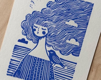 Mujer zen azul con pájaro, linograbado impreso a mano
