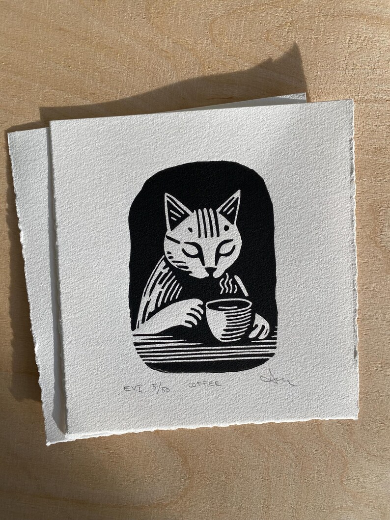 K&ouml;nnte beinhalten: Schwarz-wei&szlig;er Holzschnitt eines Katers, der Kaffee trinkt. Der Druck ist signiert und nummeriert 3/50.