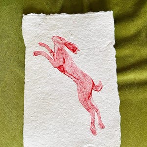 Impression d'art lièvre bondissant collagraphe édition limitée Tetra Pak oeuvre d'art rouge suspendue art mural lapin sauvage gravure Alice au pays des merveilles cadeau