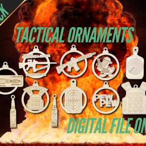 Könnte beinhalten: Ein Set mit 11 digitalen Dateien zum Laserschneiden von taktischen Weihnachtsornamenten. Die Ornamente zeigen verschiedene Designs, darunter ein Gewehr, eine Zielscheibe, eine Kugel und die Worte "Pew Pew". Der Text "11 Pack" und "Nur digitale Datei" ist ebenfalls auf dem Bild zu sehen.