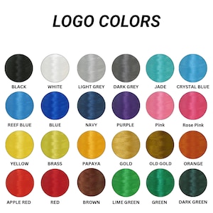 K&ouml;nnte beinhalten: Eine Farbkarte mit dem Titel LOGO COLORS, die vierundzwanzig kreisf&ouml;rmige Garnmuster in verschiedenen Farbt&ouml;nen zeigt, darunter Schwarz, Wei&szlig;, Grau, Jade, Kristallblau, Riffblau, Blau, Marine, Lila, Pink, Rosenrosa, Gelb, Messing, Papaya, Gold, Altgold, Orange, Apfelrot, Rot, Braun, Limettengr&uuml;n, Gr&uuml;n und Dunkelgr&uuml;n.
