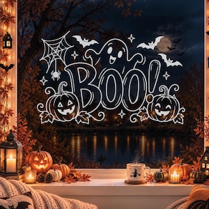 Puede incluir: Un adhesivo blanco para ventana con el texto BOO! en una fuente negrita, rodeado por un fantasma, murciélagos, una telaraña y dos calabazas de Halloween. El diseño está aplicado sobre una ventana que da a un paisaje exterior oscuro.