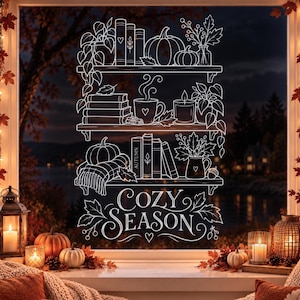 Könnte beinhalten: Ein weißer Linienkunst-Fensteraufkleber mit drei Regalen voller Bücher, Kürbissen, einer dampfenden Tasse, einer Kerze und Topfpflanzen. Der Text "COZY SEASON" steht unten in einer dekorativen Schreibschrift, verziert mit Herbstblättern.