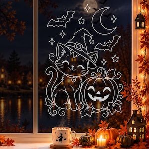 Könnte beinhalten: Ein weißer Linienkunst-Fensteraufkleber mit einer Katze mit Hexenhut, einem Kürbis, Fledermäusen, Sternen und einer Mondsichel. Das Design ist auf einer Fensterscheibe angebracht, die den Blick auf eine dunkle Abendlandschaft mit einem See freigibt.
