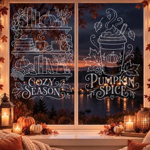 Könnte beinhalten: Weiße Linien-Fensteraufkleber mit Regalen voller Bücher, Kürbissen, Kerzen und Pflanzen auf der linken Seite sowie einem großen Kaffeebecher mit dem Text PUMPKIN SPICE rechts. Unter den Regalen steht der Schriftzug COZY SEASON in Schreibschrift.
