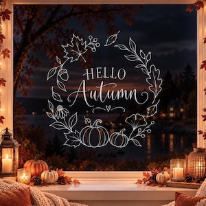 Puede incluir: Un adhesivo de ventana de arte lineal blanco con una corona circular de hojas de otoño, bayas y dos calabazas que rodean el texto Hello Autumn. El diseño está aplicado en una ventana con vistas a un paisaje oscuro con árboles y agua.