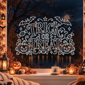 Op de afbeelding: Een witte raamsticker met de tekst Trick or Treat, omringd door lijntekeningen van twee pompoenen, een spook, vleermuizen en snoepjes. De sticker is aangebracht op een raam dat uitkijkt op een donker, herfstachtig landschap in de nacht.