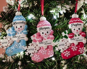 Personalisierter Weihnachtsschmuck „Babys erstes Weihnachtsfest 2026“, individuell gestalteter Weihnachtsschmuck für Jungen und Mädchen, Erinnerungsstück an das erste Weihnachtsfest, Weihnachtsgeschenk für Kinder