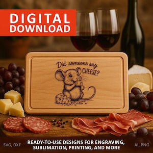 Puede incluir: Una tabla de cortar de madera con un diseño grabado con láser de un ratón comiendo queso, con el texto "Did someone say CHEESE?". La imagen también incluye copas de vino, una botella de vino, uvas, queso y embutidos. Las palabras "DIGITAL DOWNLOAD" están en un recuadro rojo.