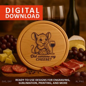 Könnte beinhalten: Ein runder Käsebrett aus Holz mit einem Cartoon-Maus-Design, einem Weinglas und dem Text "Did someone say CHEESE?". Das Bild enthält Trauben, Käse und Wurstwaren. Die Worte "DIGITAL DOWNLOAD" stehen in einem roten Rechteck.