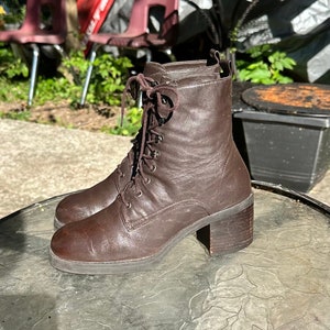 Vintage laarzen-bruine laarzen-Amerikaanse vrouwen maat 8-korte laarzen-Lace Up-oma laarzen-wandellaarzen-laarzen-jaren 1990-vintage vrouwenkleding-echt leer.