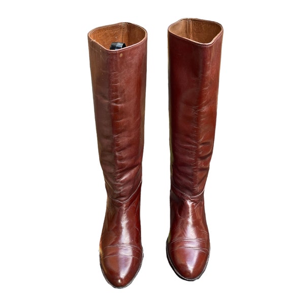 70er Vintage Stiefel-Cognac Braune Stiefel-Reitstiefel-US Frauen Größe 7-Vintage Women Wear-Rockabilly-Hohe flache Stiefel-Pull On-Italienische Stiefel.