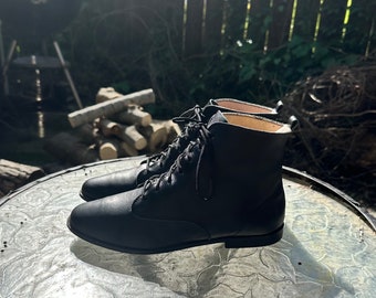 Vintage Boots-Black Boots-Ankle Boots-US Women Size 8-Flat Lace Up Ankle Boots-1990s-Women Boots-Vintage Women Wear-Genuine Leather.